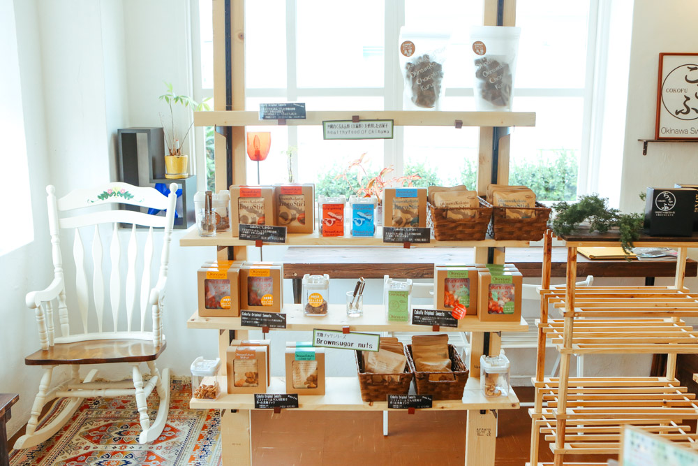 浦添のカフェCOKOFUの商品棚