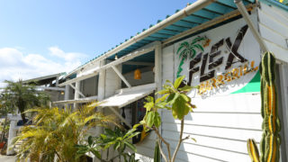 北谷のフレックス バーアンドグリル(FLEX Bar&Grill)はビーチサイドのジャマイカレストラン