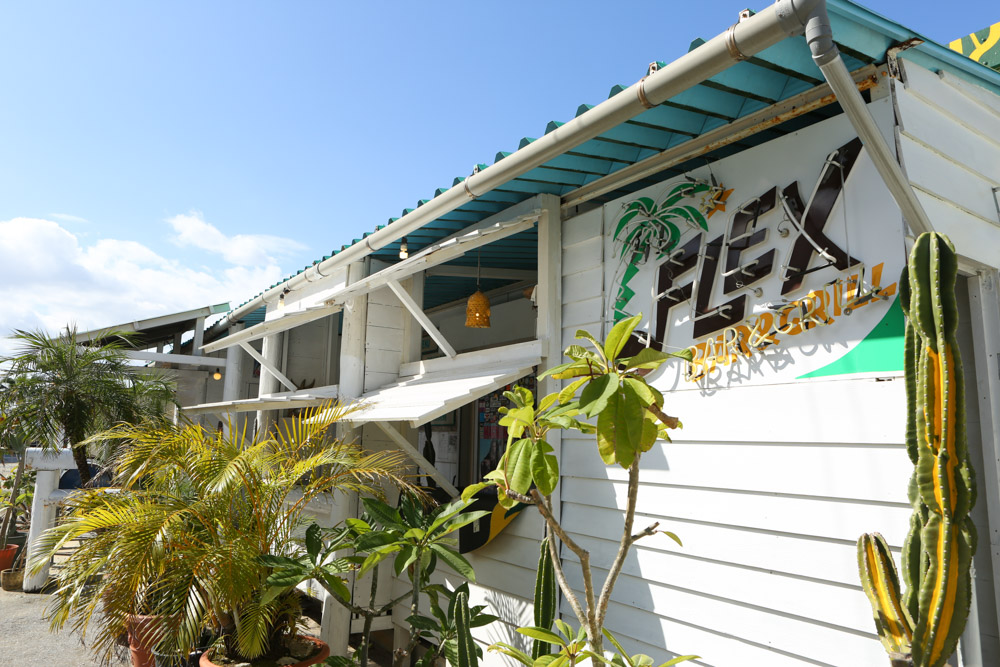 北谷のフレックス バーアンドグリル(FLEX Bar&Grill)はビーチサイドのジャマイカレストラン