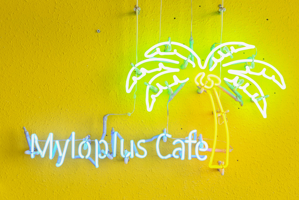 マイロプラスカフェのサイン(看板)