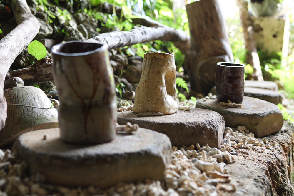 作家さんが作った陶器が並ぶ