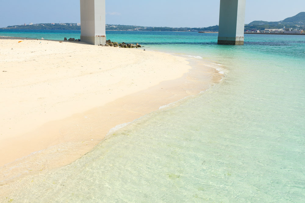 サンゴや貝がゴツゴツしている砂浜