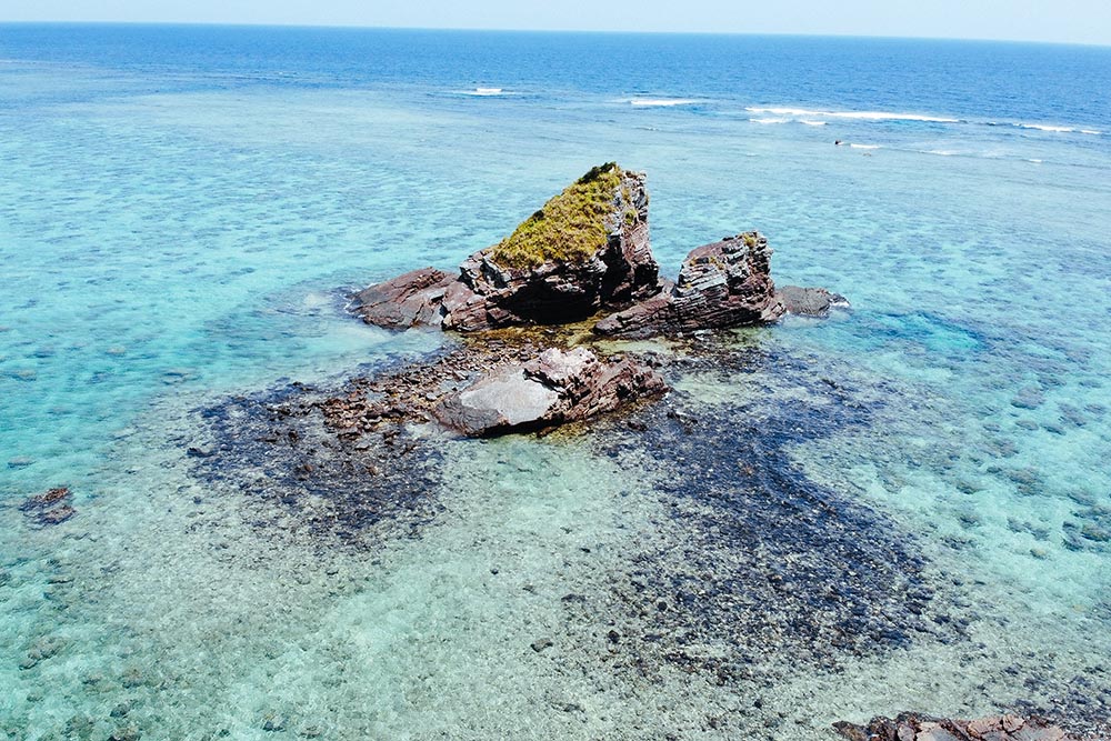 海にそびえ立つ二つの岩